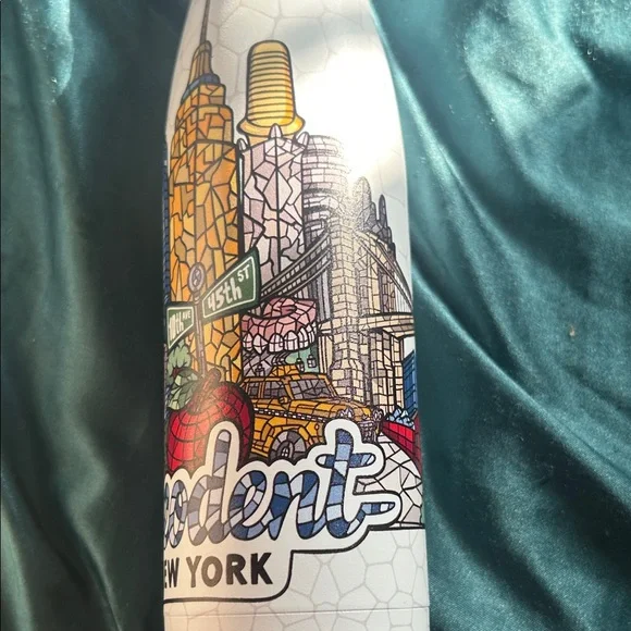 New York Themed Insulated Water Bottle. Prefect for the holidays.The best of NYC - Picture 3 of 16